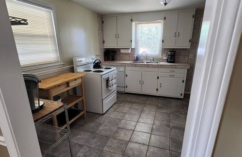 Hendersonville House | Hummingbird HavennCharming 2-bedroom house in Hendersonville with WiFi and AC