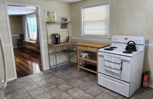 Hendersonville House | Hummingbird HavennCharming 2-bedroom house in Hendersonville with WiFi and AC