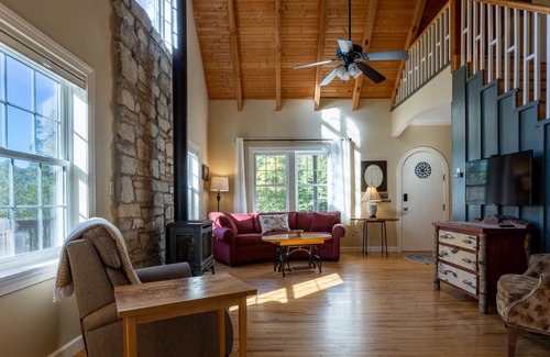 Leicester House | Hummingbird Hill Cottage: Peaceful mountain getaway, with mountain and creek views!
