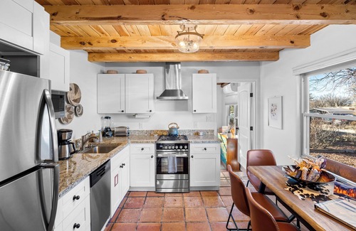 Southside House | Hummingbird House, 3BD/2BA Charmer, Firepit, Patio