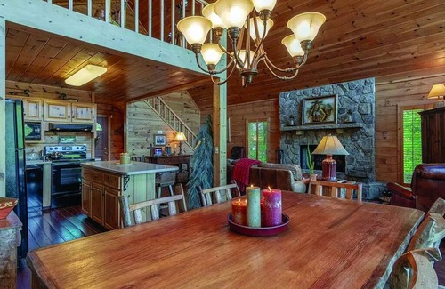 Topton Cabin | Hummingbird Lake House - Spacious Family Cabin on Lake Nantahala