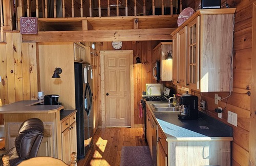 Blairsville Cabin | Hummingbird-Located across from Coosa creek with mountain views
