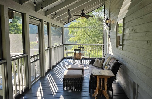 Blairsville Cabin | Hummingbird-Located across from Coosa creek with mountain views