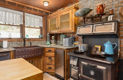 Topton Bed & Breakfast | Hummingbird Suite - Queen Room - 1st level