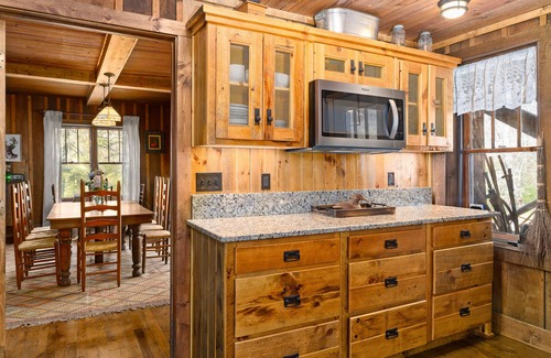 Topton Bed & Breakfast | Hummingbird Suite - Queen Room - 1st level