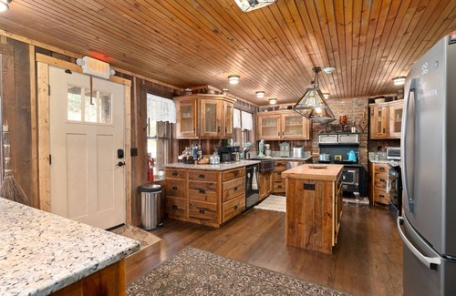 Topton Bed & Breakfast | Hummingbird Suite - Queen Room - 1st level