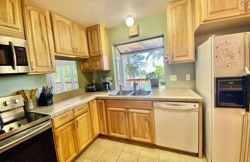 Gold Beach House | Hummingbird Vista! Scenic River and Ocean Views & Hot Tub - 4WD RQD