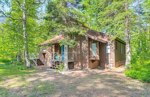 Whitefish Cottage | Hungry Horse Cabin w/Gas Grill, Near Glacier!