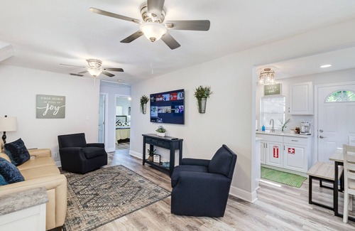 Lakeland Cottage | Hunter Lake Cottage w/Parking, AC & W/D ~ Dogs are Welcome