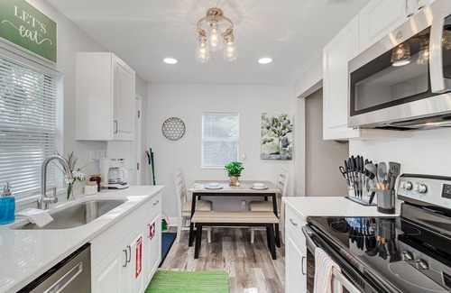 Lakeland Cottage | Hunter Lake Cottage w/Parking, AC & W/D ~ Dogs are Welcome