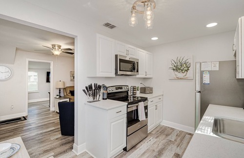 Lakeland Cottage | Hunter Lake Cottage w/Parking, AC & W/D ~ Dogs are Welcome