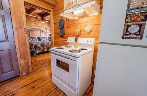 Townsend Cabin | Hunter's Hideaway (2-Bedroom Cabin) with Mountain view - Pets Allowed by RedAwning