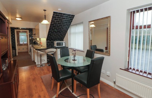 Fulford Cottage | HUNTERS MOON ANNEXE, pet friendly, with a garden in Fulford