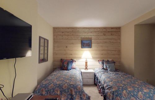 Lakeshore Apartment | Huntington Lair Condominium
