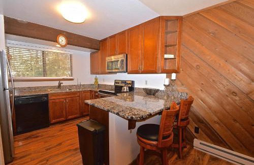 Lakeshore Apartment | Huntington Lake Condo 12