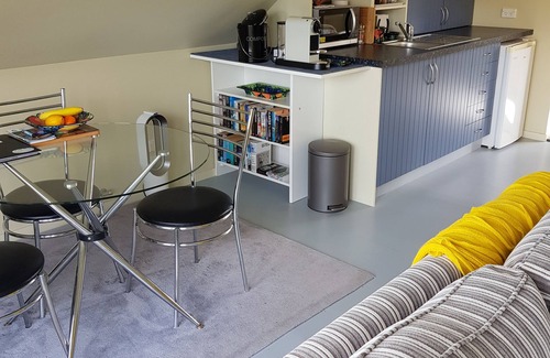 Cambridge Hotel | Huntington Stables Retreat Accommodation