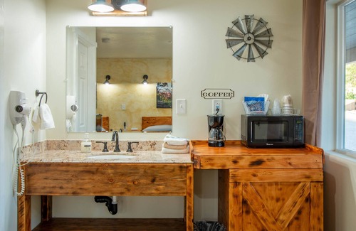 Hurricane Hotel | Hurricane Hideaway Lodging