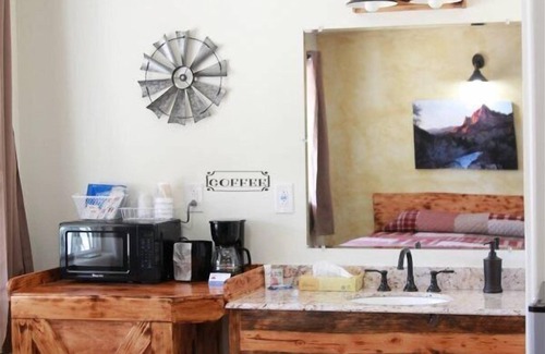Hurricane Hotel | Hurricane Hideaway Lodging