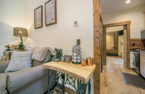 Banner Elk House | Husky Hideaway - Mountain views, Pet-friendly, Wi-Fi, and King Bed.