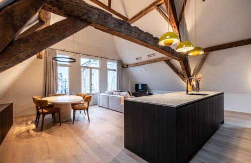 Kunstenkwartier Apartment | Huswell - City-view loft with wooden beams and mezzanine