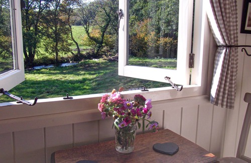 Ulverston Cabin | Hut in The Sheep Wash - Cosy Shepherd's Hut with log burner - Pet-friendly.