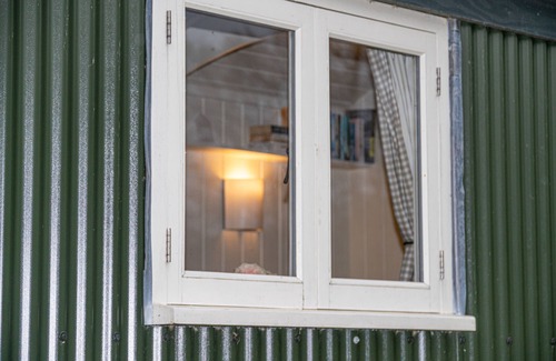 Ulverston Cabin | Hut in The Sheep Wash - Cosy Shepherd's Hut with log burner - Pet-friendly.