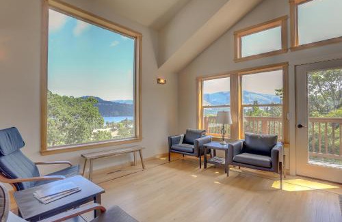 Hood River House | Hutson's Bridgeview House with HotTub & Huge Walk in Shower - 30 day min home
