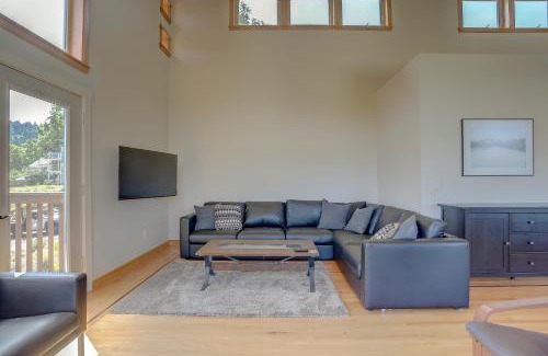 Hood River House | Hutson's Bridgeview House with HotTub & Huge Walk in Shower - 30 day min home