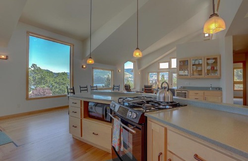 Hood River House | Hutson's Bridgeview House with HotTub & Huge Walk in Shower - 30 day min home