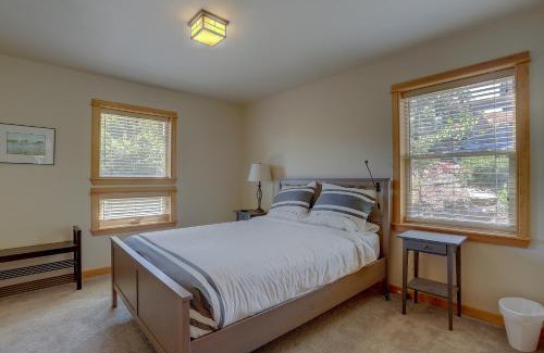 Hood River House | Hutson's Bridgeview House with HotTub & Huge Walk in Shower - 30 day min home
