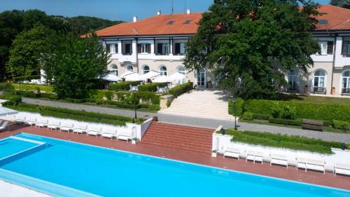 Golden Sands Hotel | HVD Boutique Hotel Oasis - Private Beach & Free Parking