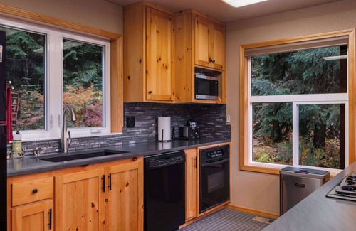 Hyak House | Hyak | 5 mins to Ski Hill | Fire Place