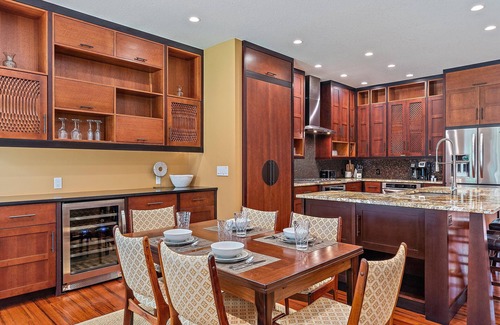 Arlington Park House | Hyde Park Villa w/Saltwater Pool + Fire Place!