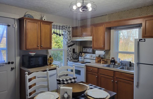 Taylorsville Cottage | Hygge Creek Cottage near Bourbon Trail, Taylorsville Lake, Derby & Kayaking 🐎