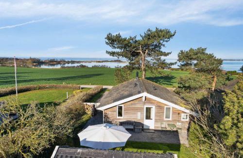 Bøjden House | Hyggeligt Sommerhus Med Havudsigt