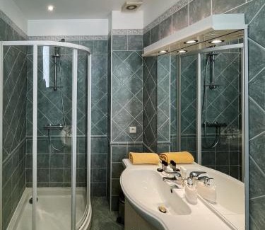 Jean-Medecin Apartment | Hyper-centre, Air-conditioned apartment with balcony