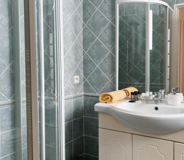 Jean-Medecin Apartment | Hyper-centre, Air-conditioned apartment with balcony