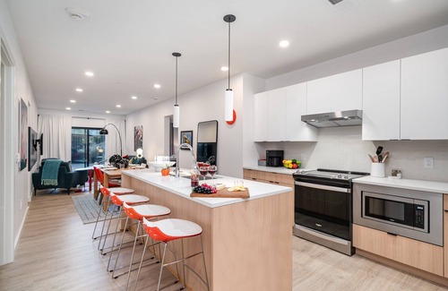 The Gulch House | Hyve-Retro Modern-Full Gym-Walk to Broadway