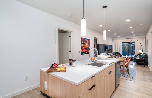 The Gulch House | Hyve-Retro Modern-Full Gym-Walk to Broadway