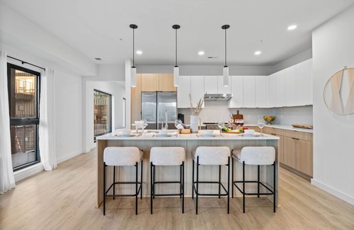 Sobro House | Hyve -Tropical Peach -Walk to Broadway - Pool&Gym!