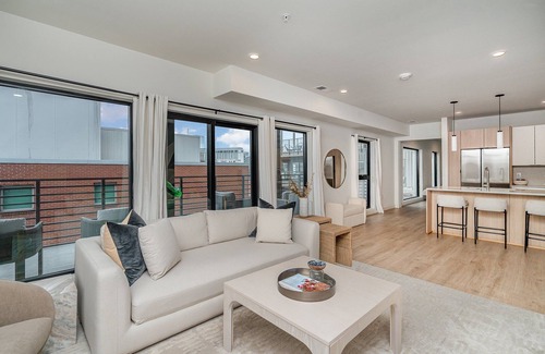 Sobro House | Hyve -Tropical Peach -Walk to Broadway - Pool&Gym!