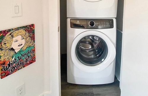Hadley - Washington Condo | I Beg Your Parton - Charming Funky Nashville Escape!