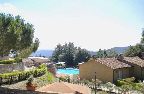 Monteverdi Marittimo Apartment | I Piastroni Two-room apartment in residence with pool