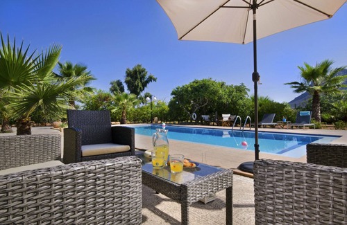 Stavros Villa | Iakinthi Villa, a hospitable 3-bedroom Villa, 600 Meters From The Sandy Beach