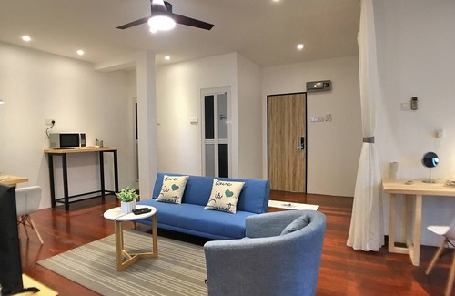 Downtown George Town House | iBook7 - 2 Bedroom Gurney Studio Suite by iBook Homestay