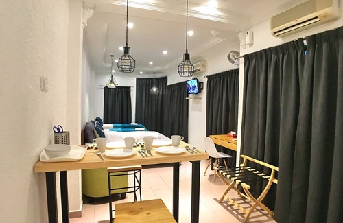 Downtown George Town House | iBook9 Deluxe Family Suite by iBook Homestay