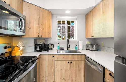 Downtown Leavenworth Apartment | Icicle Village Blizzard Pool Parking