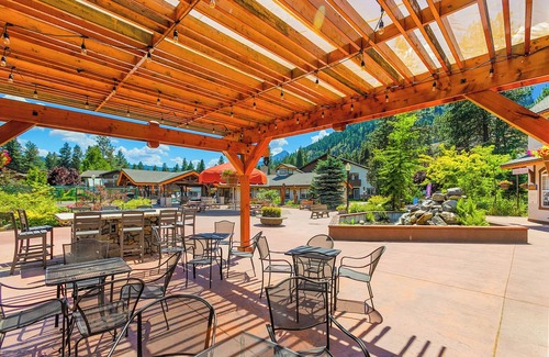 Downtown Leavenworth Apartment | Icicle Village Blizzard Pool Parking