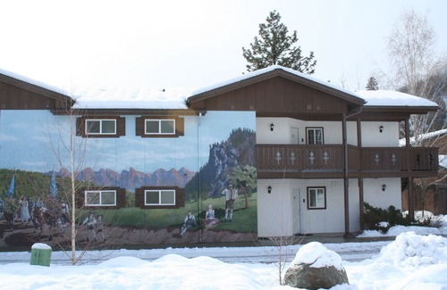 Leavenworth Condo | Icicle Village Resort Luxury Condo, Jacuzzi Bath. 1/2 mile from down town.