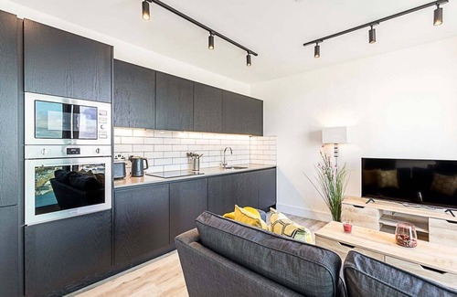 North Acton Apartment | Icon Tower Flat VI